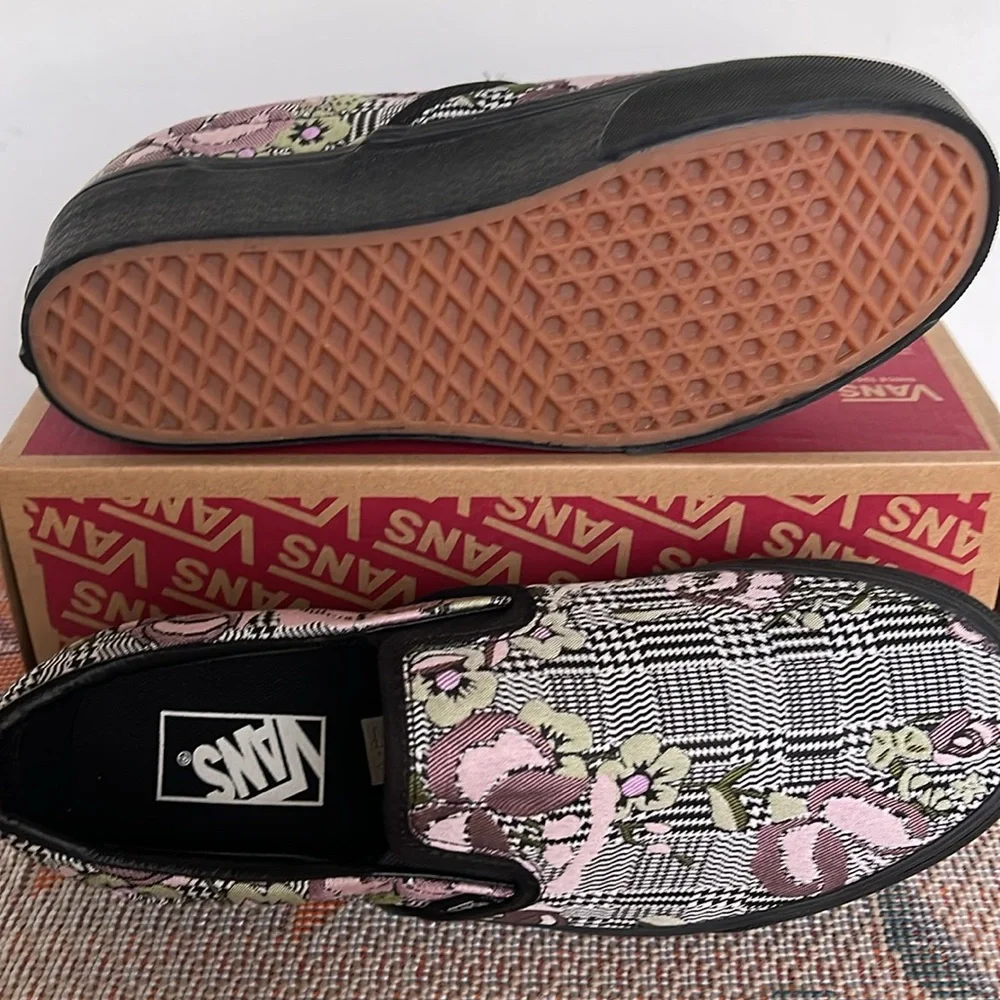 Vans WMNS Classic Slip-On Stackform Tapestry Floral Black
VN0A7Q5RBM8
Platforms - Picture 3 of 16
